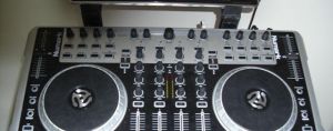 Dj controler numark N4